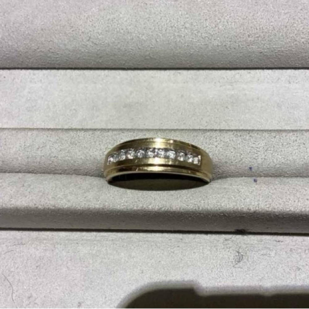 Men’s Diamond Wedding Band 1/4 ct tw 10k Yellow Gold - Picture 2 of 8